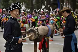 贵州凯里苗族村民盛装欢度木鼓文化节 现场热闹非凡图片