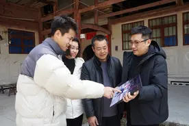 新春走基层｜村民收到春节好礼物：乡党委政府为他们拍摄全家福图片