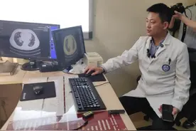 四川大学华西医院完成首例全胸腔镜下同种异体双肺序贯移植术图片