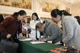 出席来宾市五届人大七次会议的代表向大会报到图片