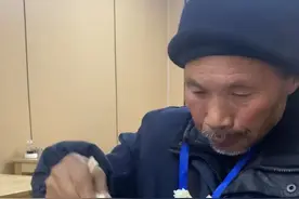 安徽一店主免费请拾荒老人吃饭：以后没饭吃，可以来我店里图片