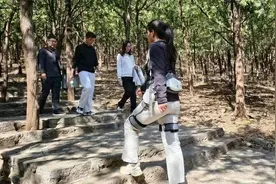 爬山有救！小长假旅游，你“拥抱”机器人了吗……图片