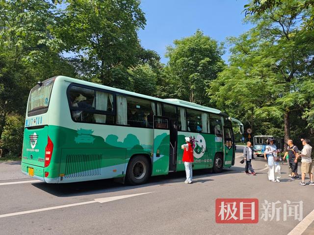 极目深度丨被文旅部点名后再探龙虎山景区：摆渡车无需久等，有游客吐槽线上只售套票无法单买门票