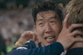 怎能不动情！孙兴慜赛后动情痛哭，10年热刺生涯首次夺冠图片