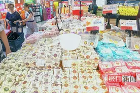 江城商超已陆续上架中秋月饼，新品米月饼走俏，市场刮起“少油风”图片