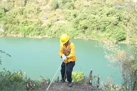 高温下的铁路危岩排险员图片