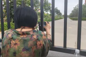 高考第二日高温来袭，衡水中学有家长顶着高温守候，毕业生回母校看望图片