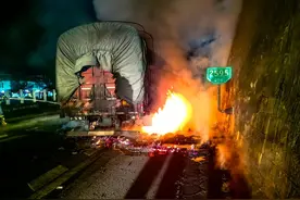 杭瑞高速载35吨白砂糖货车起火：糖液化燃烧形成火线，火光冲天，幸及时扑灭图片