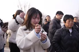 罗大美遭绑架遇害案开庭！妹妹回应因指甲被网暴，和爸妈在法院前鞠躬致谢：一定会尽力图片