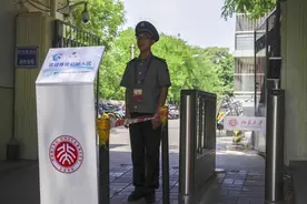 副教授吐槽需“跨栏”入校后，北大调整出入校门方式，学生称出门已不需“刷脸”图片