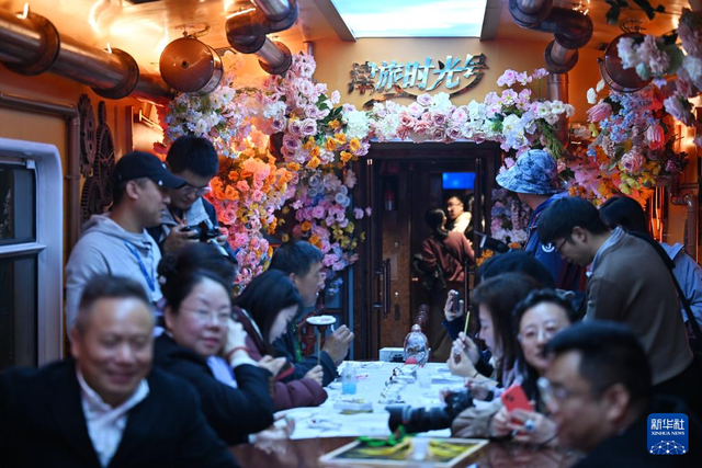 旅游专列“穿越”奇幻时光