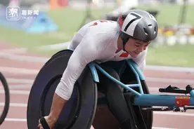 他夺冠了！看台上的女儿骄傲地大喊“爸爸”图片