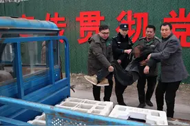 路遇男子醉酒倒地 永城市供电员工及时援助图片