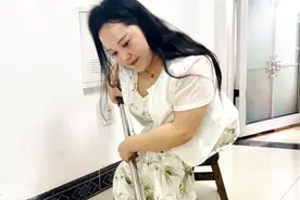 丧夫后独自抚养两个孩子，残疾妈妈乐观撑起板凳上的人生图片
