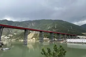 将千吨重桥梁“推”过大渡河 泸石高速得妥特大桥迎来新进展｜大国工程图片