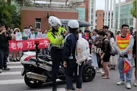 直击上海高考｜父亲驾车送考遇堵车，交警开道护送至考点图片