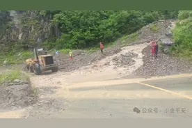 国道350线卧龙段因泥石流中断，游客前往四姑娘山景区需绕行理小路图片