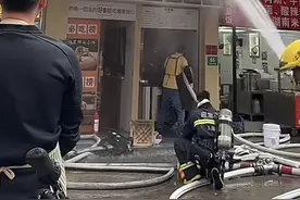 浦电路近浦东南路一沿街店铺起火 幸无人员伤亡图片