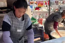 19岁女孩3点起床帮妈妈卖烤牌走红：希望多挣钱，不计划开直播图片