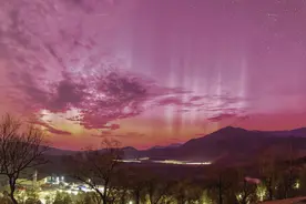 太阳风暴来袭，全球多地出现罕见极光图片