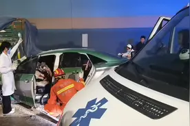 莲花山隧道突发两车追尾，消防紧急救援！图片