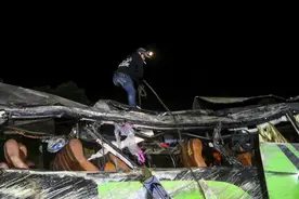 （外代一线）印尼西爪哇省大巴侧翻致10人死亡图片