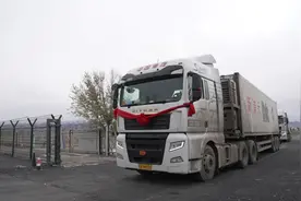我国首次通过陆路进口北冰洋活体帝王蟹图片