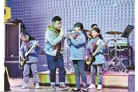 “将用奖金资助10名贫困学生”图片