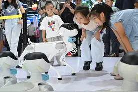 2025智博会｜会跑、会撒娇的“电子宠物”机器狗，你爱了吗？今年将走进家庭生活图片