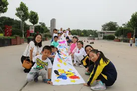 迎六一 幼儿园小朋友涂鸦共绘心中梦想图片