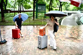 北航雨中迎来4300余名本科新生，将上线人工智能助手图片