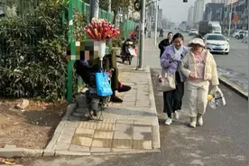 最窄处仅半米宽，还被乱设摊、乱停车挤占！秀沿路地铁站外人行道全是堵点图片