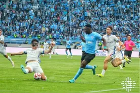 61135名球迷现场观赛！大连英博海发主场不敌上海申花图片