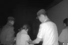 雨夜，33楼天台边缘，民警救下一名女子图片