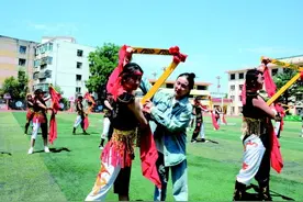 天水公祭伏羲大典临近 秦州夹板舞排练正酣图片