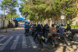 “过黄浦江要花45分钟！”上海这条轮渡限流后出现拥堵，安全隐患不能忽视图片