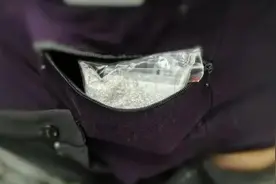 入境旅客形迹可疑，海关在其内裤拉链口袋内查获25万元合成钻石图片