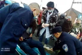 男子骑车时突发癫痫倒地，民警及时救助转危为安图片