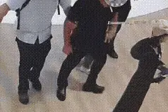 视频曝光，网友怒了！女生商场内莫名被男子骚扰殴打致脑震荡，警方通报图片