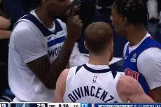 💥活塞森林狼爆发大冲突7人遭驱逐！迪文霍兰里德大打出手！图片