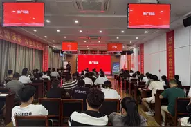 大闸蟹上市在即，“2025多多好特产”联合兴化邮政推出“极速鲜”快递专线图片