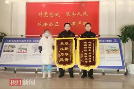 男孩丢失电话手表后出走急坏家人，武汉黄陂民警深夜找人寻表获赠锦旗图片