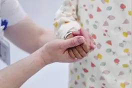 “贵州父亲砍毛竹挣钱救女”后续 一路守护爱不孤单图片