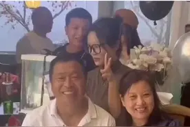 笑着笑着就哭了......武警战士国庆节休假偷偷带女朋友回家，爸妈的反应让人泪目。图片