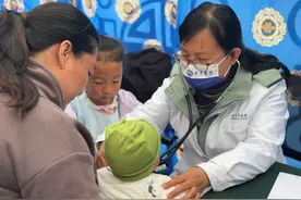 “同心·共铸中国心”医疗专家在四川马尔康义诊图片