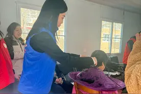 中信银行长春分行青年志愿者代表开展爱心义剪志愿服务活动图片