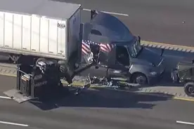 美媒：得州一卡车司机高速公路与警察对峙数小时，警察破拆进入驾驶室时他仍在踩油门图片