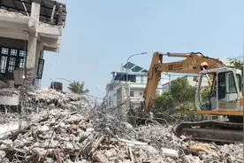 潇湘晨报记者在缅甸曼德勒救援现场经历余震，刚进入垮塌房屋的救援队成员紧急撤下图片