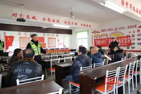 进村开展交通安全宣传，随州交警为春运期间农村群众安全出行保驾护航图片