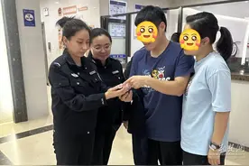骗子冒充“蚂蚁金服”客服，男子刚准备转账就接到了民警的拦截电话图片